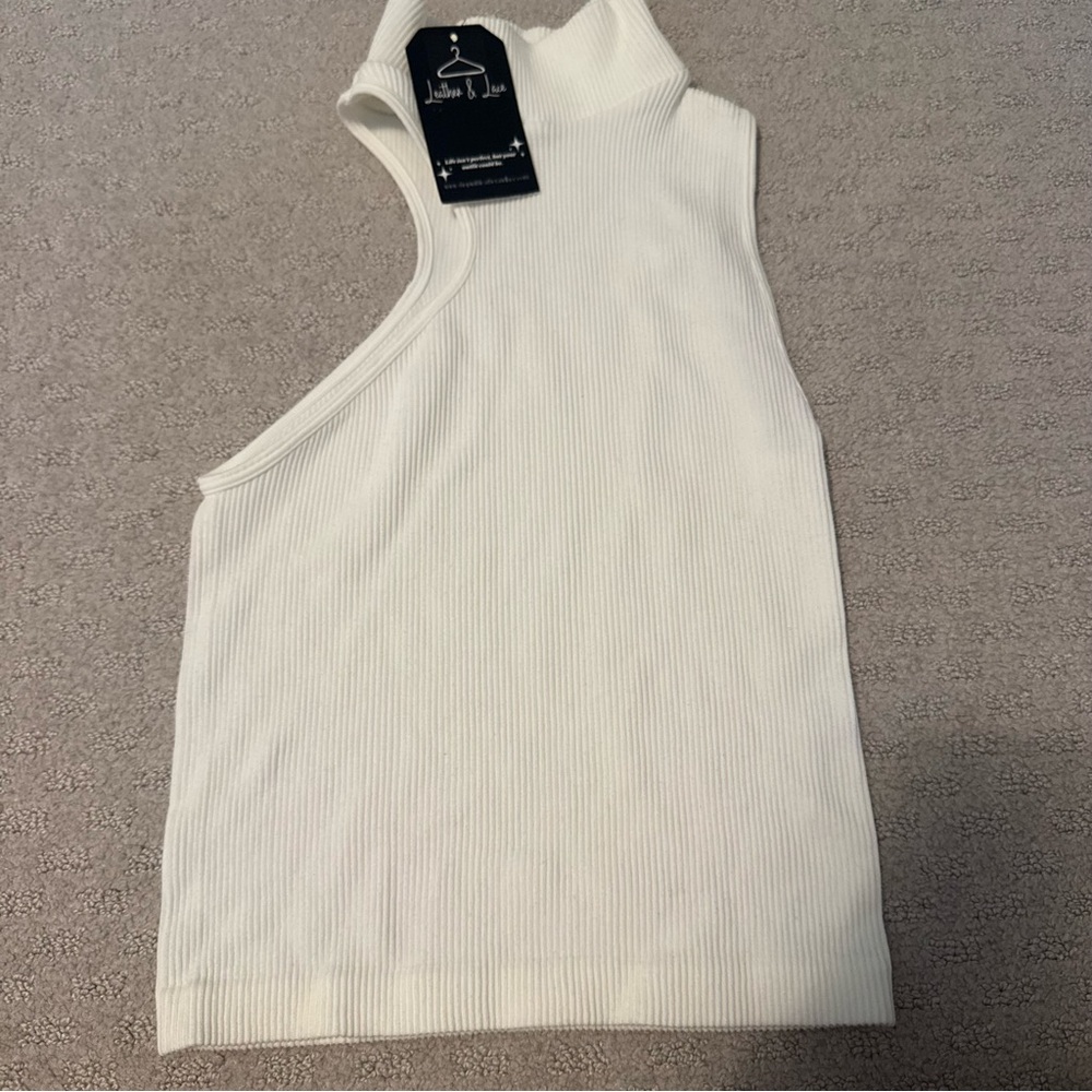 NWT ribbed shoulder cut out trendy going out tank